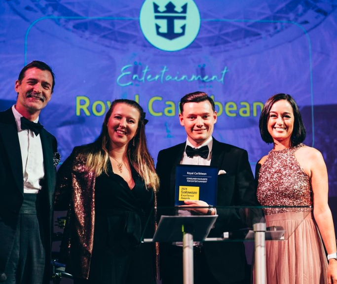 Cruise Mummy presenting an award to Royal Caribbean at the Sailawaze Excellence Awards